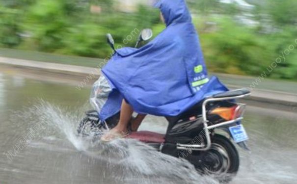 為什么下雨天容易摔跤？下雨天電動(dòng)車打滑怎么回事？(3)