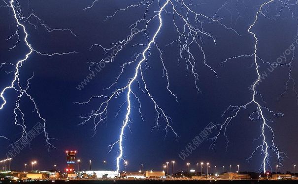 雷雨天氣飛機(jī)能起飛嗎？飛機(jī)遇到雷電怎么辦？(2)