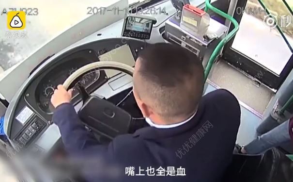 小伙剛拔完智齒，坐公交車血流一地，嚇壞一車人(3)