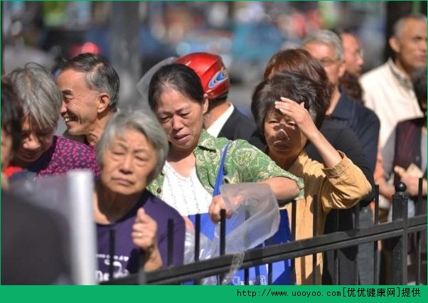 老人喜歡買超市特價商品好不好？老人買超市特價商品的害處(1)