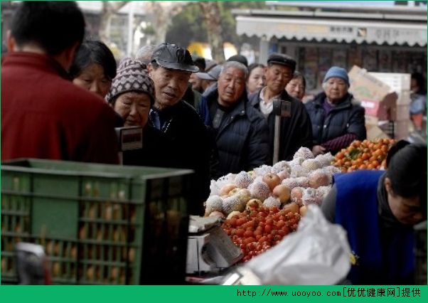 老人喜歡買超市特價商品好不好？老人買超市特價商品的害處(4)