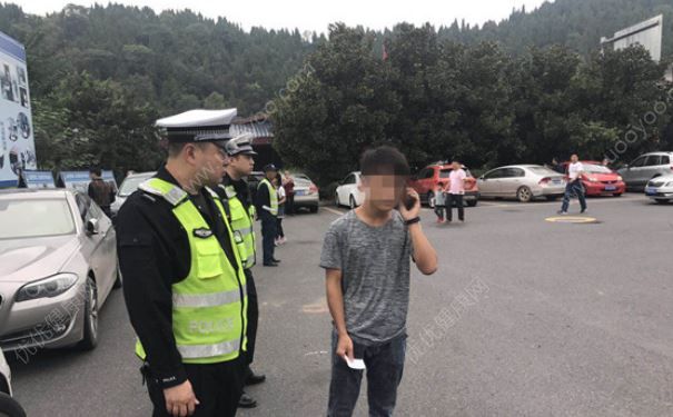 在服務(wù)區(qū)上了半個小時廁所，大巴乘客等不及吵著把車開走了(3)