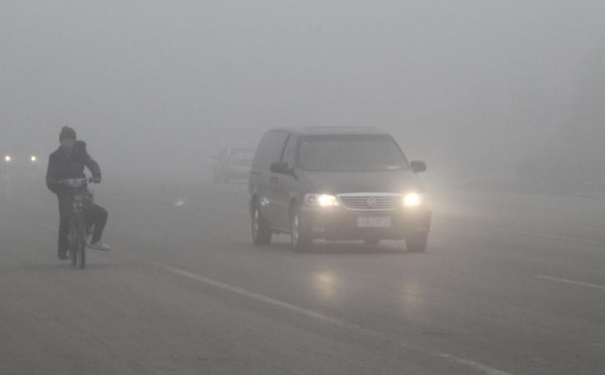 霧霾天開車應(yīng)注意什么？霧霾天開車健康防護(hù)不能忘？(1)