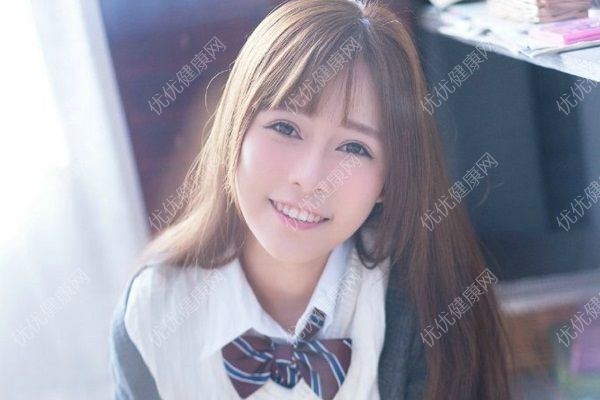 16歲掉頭發(fā)很厲害怎么回事？16歲女孩脫發(fā)嚴(yán)重怎么辦？(2)