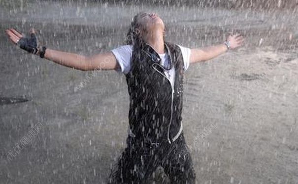 下雨時(shí)跑步和走路哪個(gè)淋雨少？下雨時(shí)走路淋到的雨將會(huì)比跑步的人少(1)