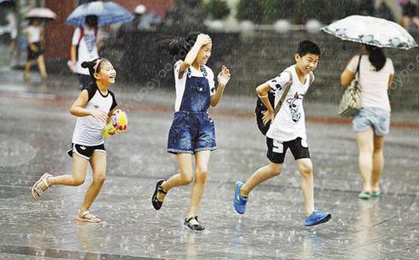 下雨時(shí)跑步和走路哪個(gè)淋雨少？下雨時(shí)走路淋到的雨將會(huì)比跑步的人少(3)