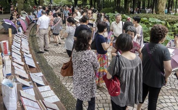 大媽相親角搶人大打出手，相親的時候怎么擺正心態(tài)？(1)