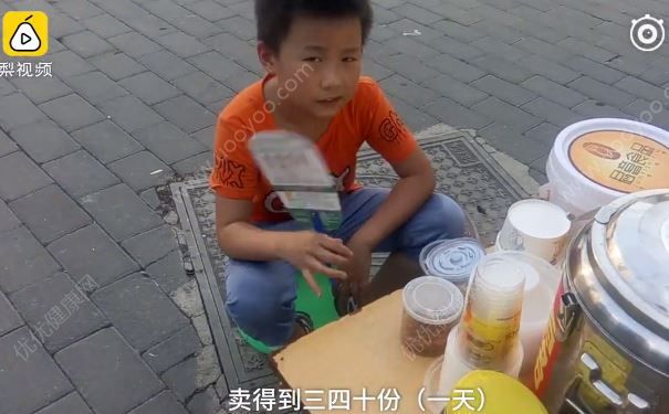 11歲男孩街頭賣涼蝦，已賺千元學(xué)費(fèi)，涼蝦是什么鬼？(2)