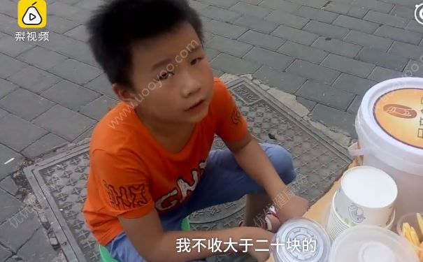 11歲男孩街頭賣涼蝦，已賺千元學(xué)費(fèi)，涼蝦是什么鬼？(3)