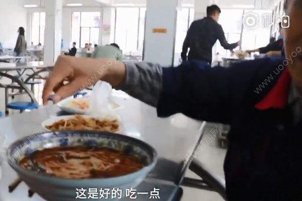 食堂大爺撿學(xué)生剩飯吃，看到糧食糟蹋心里不舒坦(4)