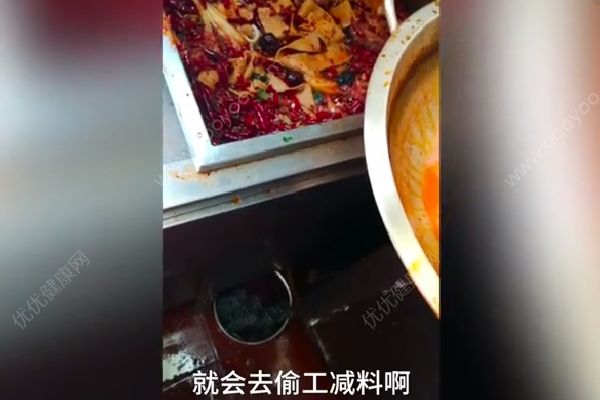 直擊小龍坎老火鍋后廚：“老油”反復(fù)用，餐具拖把一起洗！(1)