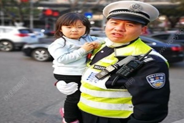 2歲女孩車流穿梭，民警抱護(hù)幫其尋找媽媽(1)