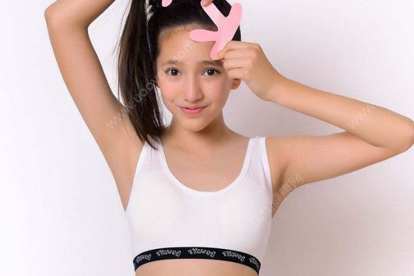 14歲女孩乳房發(fā)育了嗎？正常14歲女生胸部有多大？(1)