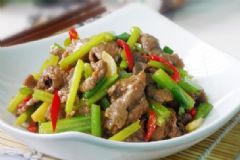 芹菜炒牛肉怎么做？芹菜炒牛肉的做法[圖]