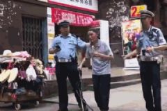 老人中暑摔倒，交警一路打扇護送回家[多圖]