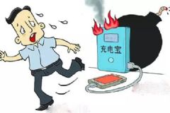 乘客胸前充電寶突然爆炸，火光四射瞬間點(diǎn)燃背包[多圖]