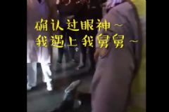 確認(rèn)過眼神！醉漢騎車摔倒躺馬路上，急救醫(yī)生一看竟是舅舅！[多圖]