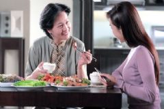 女人坐月子應(yīng)該大補嗎？坐月子期間飲食有什么講究？[圖]