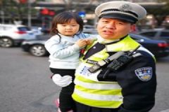 2歲女孩車流穿梭，民警抱護(hù)幫其尋找媽媽[多圖]