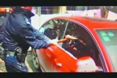 一歲寶寶被反鎖車內(nèi)，民警破窗鉆入車內(nèi)救出嬰兒[多圖]