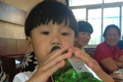 鄰居慫恿5歲男童喝酒致昏迷，小孩子喝酒有什么壞處？[多圖]