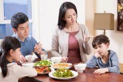 小孩子挑食不愛吃飯是怎么回事？怎么樣糾正寶寶挑食的毛??？[圖]