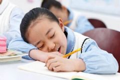 兒童睡眠不足的危害有哪些？?jī)和撛鯓颖ＷC健康的睡眠？[圖]