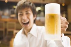 夏天喝啤酒有什么好處？男人夏天喝啤酒的好處有哪些？[圖]