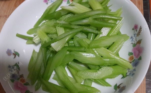 吃芹菜對(duì)身體有害嗎？吃芹菜的壞處有哪些？(2)