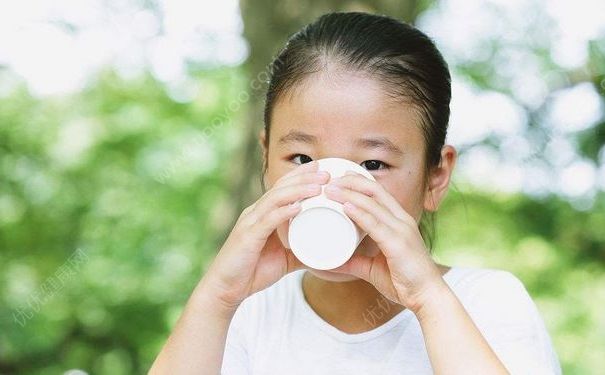 鄰居慫恿5歲男童喝酒致昏迷，小孩子喝酒有什么壞處？(4)