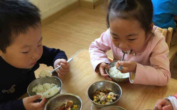 幼兒輔食添加注意事項(xiàng)有哪些？怎樣合理地給幼兒添加輔食(1)