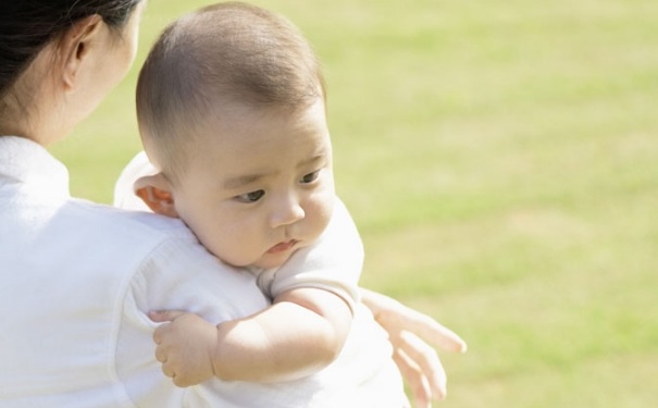 如何抱新生兒？新生兒正確的抱法是怎樣？(1)