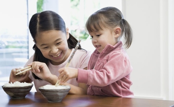 積食帶給孩子的危害有哪些？寶寶出現(xiàn)積食該怎么辦？(1)