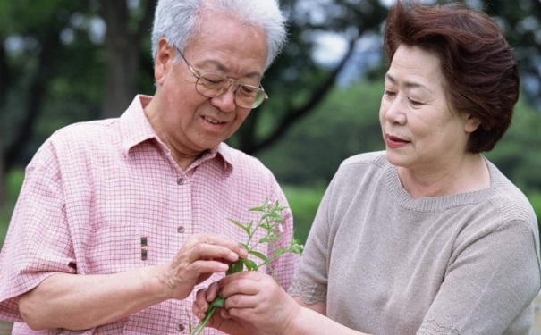 哪類老人容易得老年癡呆？緩解老年癡呆癥的方法是什么？(1)