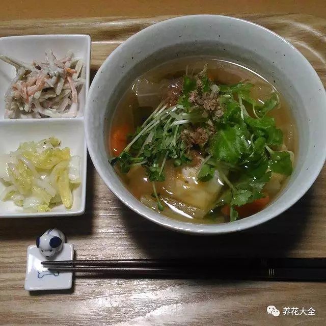 6、豆芽中含有豐富的維生素C和各種膳食纖維，對(duì)于身體是非常好的，而且豆芽的口感非常棒，還能夠減肥呢！