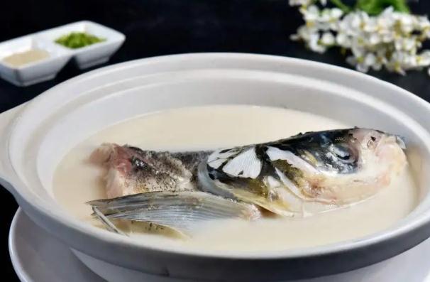 鯽魚湯的做法有哪些？魚湯里放什么蔬菜最有營養(yǎng)？